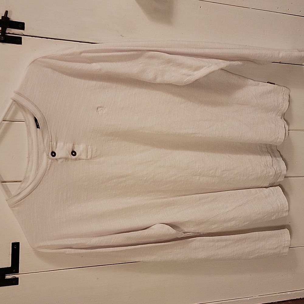 Lion's Crest by English Laundry. Xtra Large thin white long sleeve.